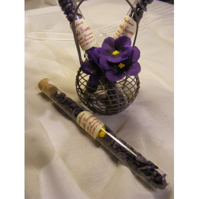 Tube avec violettes cristallisées