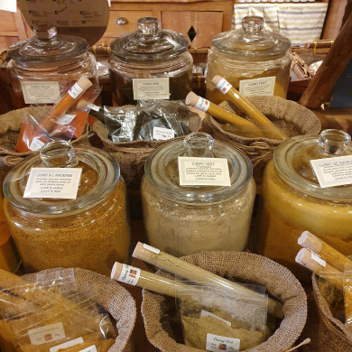 sélection de 6 currys différents en poudre